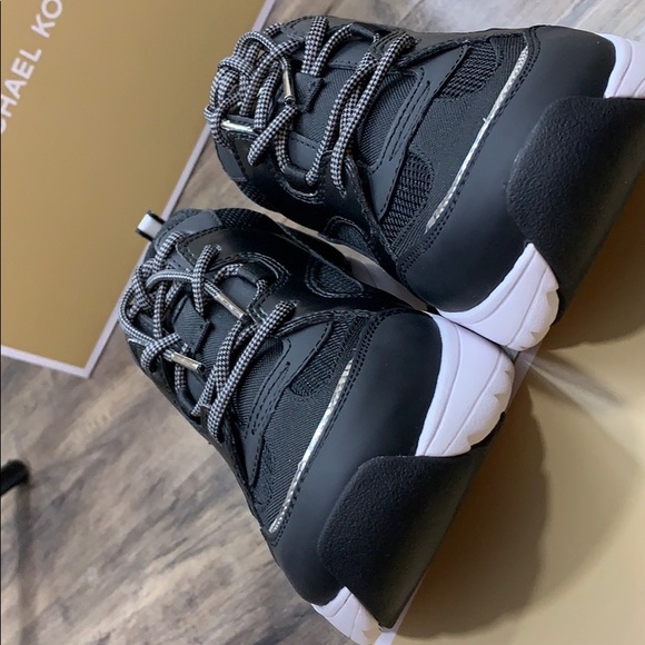 MICHAEL KORS OCTAVIA TRAINER TECH CANVAS BLACK - Picture 12 of 16